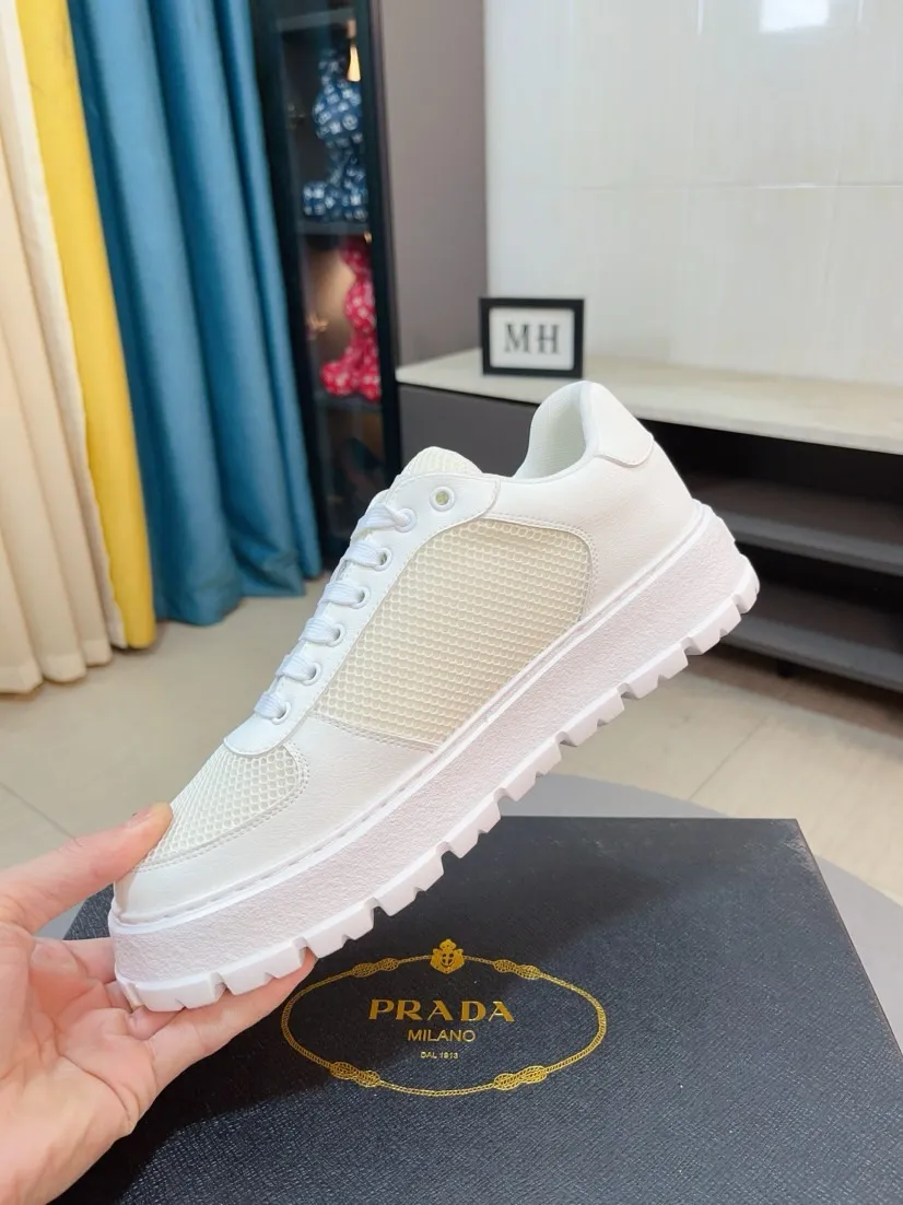 Men's shoes 💰440🌹🌹Prada 〈prada〉 luxury and fashionable high-end products ✊🔥The perfect last shape and top-notch handcrafting make this shoe immediately create a strong aristocratic atmosphere. Imported first-layer cowhide with brogue carving crafts💋Genuine leather lining🎶Rubber combination outsole specially imported from France for leather shoes😍Color: Mysterious Black☕️Size 38～44